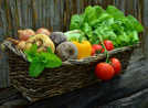 Das neue Verpflegungskonzept soll unter anderem dafür sorgen, dass mehr frisches Obst und Gemüse angeboten wird, unter anderem durch vor Ort zubereitete Salate. Foto: Pixabay