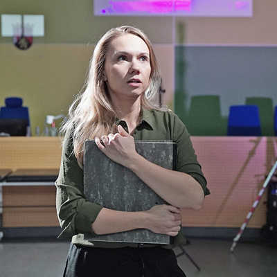 Carolin Freund verkörpert eindrucksvoll den Weg der ehrgeizigen Anwältin, die durch die Erfahrungen in dem Missbrauchsverfahren grundsätzliche Zweifel am Rechtssystem entwickelt. Foto: Theater