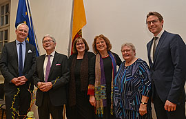 Oberbürgermeister Wolfram Leibe, Manfred Wilhelmi, Elke Boné-Leis, Karin Otto, Uschi Mettlach und Dr. Christian Göbel von der Sparkasse Trier (v.l.).