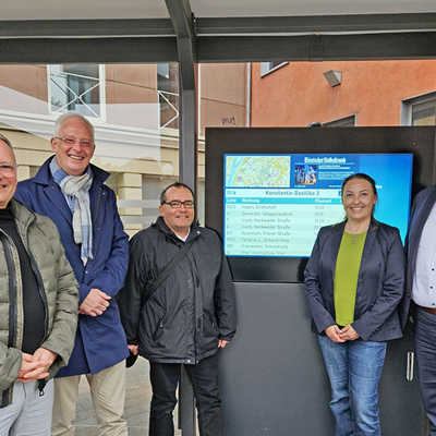 SWT-Vorstand Arndt Müller, OB Wolfram Leibe, Elmar Kandels (Geschäftsführer SWT Stadtwerke Trier Verkehrs-GmbH), VRT-Geschäftsführerin Barbara Schwarz und Beigeordneter Martin Alten (Landkreis Trier Saarburg, v. l.) freuen sich an der Haltestelle Basilika über die neue dynamische Fahrgastinformation. Foto: SWT