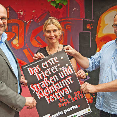 Thomas Egger sowie Kerstin Rubas und Peter Stablo vom Verein KulturRaum (v. l.) stellen das Plakat für das neue Festival vor. Foto: Lorig