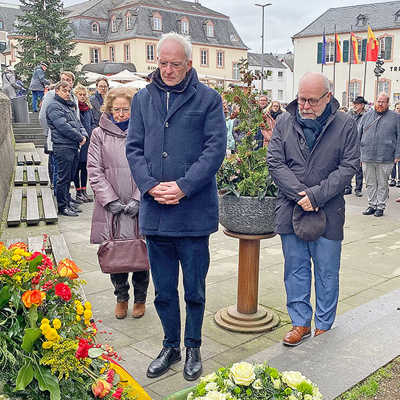 OB Wolfram Leibe (vorne) gedenkt mit Dagmar Barzen, Vorsitzende der Stiftung für die Opfer, Detlef Placzek, rheinland-pfälzischer Opferbeauftragter, sowie vielen weiteren Personen der Opfer der Amokfahrt vom 1. Dezember 2020.