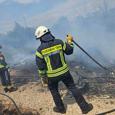 Feuerwehrleute aus Triers Partnerstadt Pula lassen sich bei der Bekämpfung von Vegetationsbränden über die Schulter schauen.