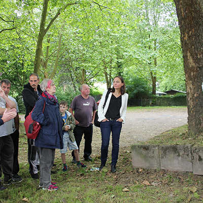 Landschaftsarchitekt Stefan Jacobs (r.) im Gespräch mit Anwohnern über einen seiner Entwürfe für die Neugestaltung einer grünen Mitte im Gneisenaubering in Trier-West.