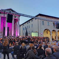 Ein Chor tritt vor historischer Kulisse auf einem zentralen Platz in Pula auf. Im Vordergrund ist Publikum zu sehen.