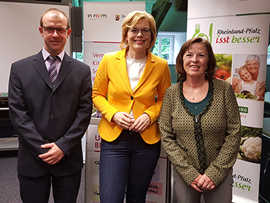 Bundeslandwirtschaftsministerin Julia Klöckner (Mitte) überreicht den Bewilligungsbescheid an Bürgermeisterin Elvira Garbes und Jan Steffes vom Amt für Schulen und Sport.