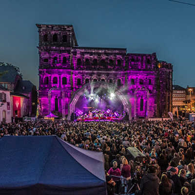 Porta hoch drei 3 Festival vor der Porta Nigra.