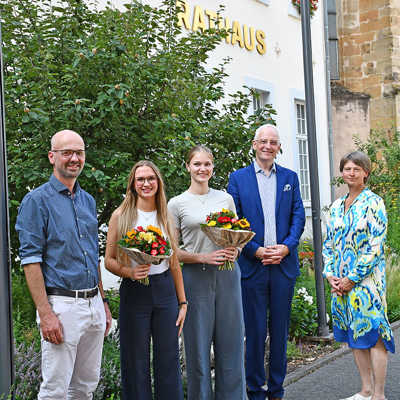 OB Wolfram Leibe (2. v. r.) begrüßt die künftige Weinkönigin Louise Brünjes (Mitte) und Weinprinzessin Clara Crombé (2. V. l.). Bei dem Kennlernbesuch waren außerdem Sebastian Oberbillig (links) vom Weingut Deutschherrenhof sowie Christine Becker (r.) als Vertreterin der Trier-Olewig Event GbR mit dabei.