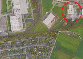 Die Luftaufnahme zeigt, wie nah das Firmengelände (rot umrandet) an die Wohnbebauung heranreicht. 