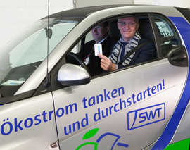 Oberbürgermeister Wolfram Leibe präsentiert die neue Komfort-Karte bei der Einfahrt ins Parkhaus Zuckerbergstraße.