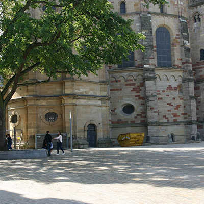 Der Platz hinter dem Dom wurde vor der Heilig-Rock-Wallfahrt 2012 umgestaltet und dann nach dem früheren Bischof Bernhard Stein benannt. 