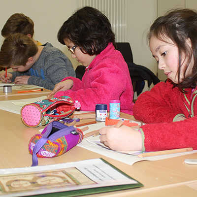In der zweiten Osterferienwoche gestalten Kinder in der Stadtbibliothek an der Weberbach Initialen nach historischen Vorlagen. Dieses Angebot kann im Sommer auch beim „FerTick“-Programm genutzt werden.