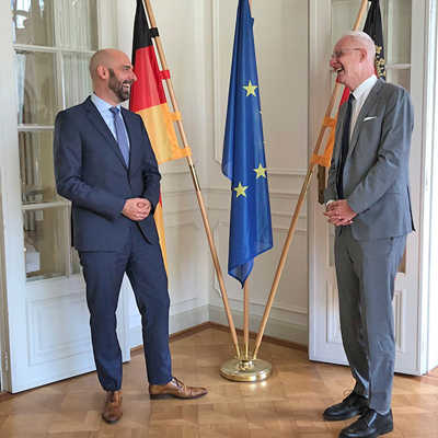 Über aktuelle Fragen der Europapolitik spricht OB Wolfram Leibe (r.) mit Dr. Hanno Pfeil, Leiter der Landesvertretung in Brüssel. 