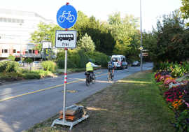 Die gelbe Fahrbahnmarkierung und die entsprechende Beschilderung verdeutlichen die aktuelle Verkehrsregelung in der Christophstraße.