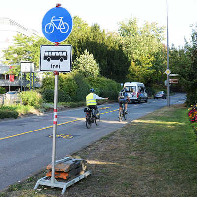 Die gelbe Fahrbahnmarkierung und die entsprechende Beschilderung verdeutlichen die aktuelle Verkehrsregelung in der Christophstraße.