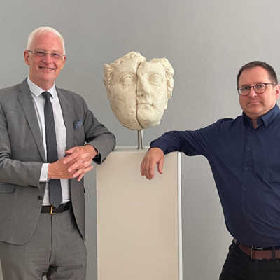 Oberbürgermeister Wolfram Leibe gratuliert Björn Borkenhagen zu seiner neuen Stelle als Leiter des Amts für Soziales und Wohnen.