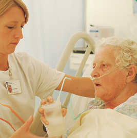Pflege einer Seniorin im Krankenhaus