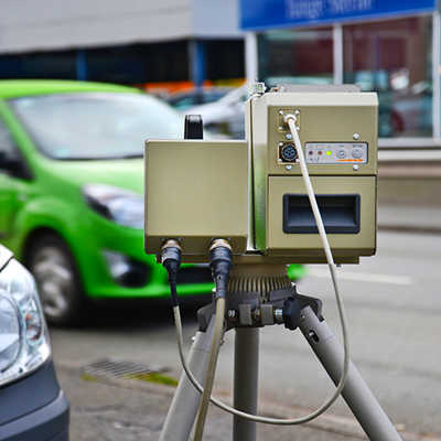 Noch blitzt im Trierer Stadtgebiet die Polizei. Ab 2016 werden Mitarbeiter des städtischen Ordnungsamtes mit zwei mobilen Messgeräten innerörtlich die Geschwindigkeitslimits überwachen. 