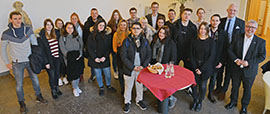 Gemeinsam mit Lea Horak (hinten, 4. v. r.) begrüßte OB Wolfram Leibe (2. v. r.) 16 Studierende der Hochschule für öffentliche Verwaltung in Mayen, die mit Direktor Klaus Weisbrod (r.) nach Trier kamen.
