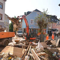 StadtRaum Trier agiert mit schwerem Gerät in der Kyllstraße.