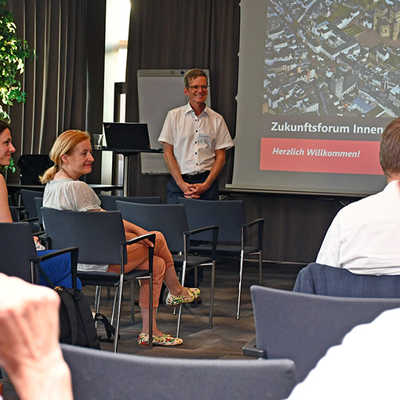 Dr. Wolfgang Haensch (Mitte) organisierte und moderierte den „Zukunftsdialog“, der Teil des Programms „Zukunftsfähige Innenstädte und Zentren" ist. 