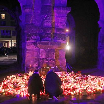 Dezember 2020 vor der Porta Nigra: Zeichen der Trauer und Anteilnahme für die Opfer der Amokfahrt.