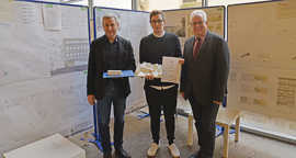 Baudezernent Andreas Ludwig (r.) mit dem Sieger des Architektenwettbewerbs, Ben Michel (Mitte), und dem Zweitplatzierten, Peter Hardt.