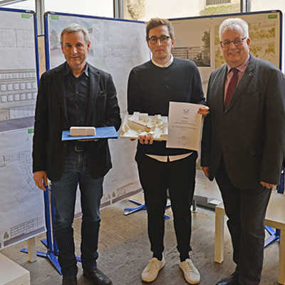 Baudezernent Andreas Ludwig (r.) mit dem Sieger des Architektenwettbewerbs, Ben Michel (Mitte), und dem Zweitplatzierten, Peter Hardt. 