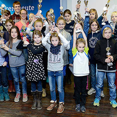 Nach der Ehrung präsentieren die jungen Sportler ihre Pokale der verschiedenen Wertungsprüfungen beim SWT-Kids-Cup. Foto: Stadtwerke