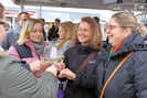 Diese vier Damen stoßen zur Eröffnung des Weinstands auf dem Hauptmarkt an. Bis zum 7. November schenken regionale Winzer dort von 10 bis 22 Uhr ihre Weine aus. Foto: TTM