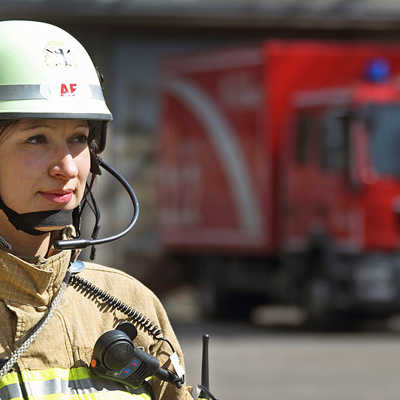 Noch gibt es in Trier keine Frau, die zum Brand ausrückt. Ein reiner Männerhaufen ist die Trierer Berufsfeuerwehr jedoch nicht – so arbeiten Frauen in der Verwaltung und vor allem im Rettungsdienst. Foto: BDBOS/Wilke
