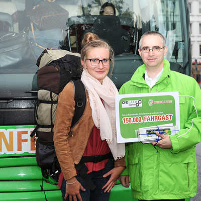 Projektleiter Christian Weber überreicht einen Reisegutschein an die Triererin Linda Mußmann als 150.000. Fahrgast. Foto: SWT