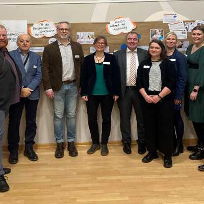 Bildungsdezernent Markus Nöhl (l.) freut sich mit Projektbeteiligten des Bildungs- und Medienzentrums, des Palais e.V. und der Handwerkskammer über den Projektstart.