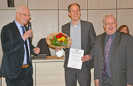 OB Wolfram Leibe (l.) und Baudezernent Andreas Ludwig (r.) gratulieren dem frisch vereidigten künftigen Beigeordneten Thilo Becker.