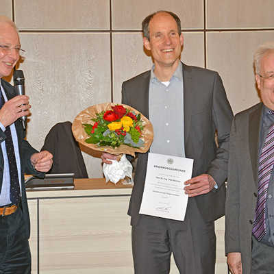 OB Wolfram Leibe (l.) und Baudezernent Andreas Ludwig (r.) gratulieren dem frisch vereidigten künftigen Beigeordneten Thilo Becker.