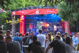 Kleine Open-Air-Bühne auf einem Stadtfest
