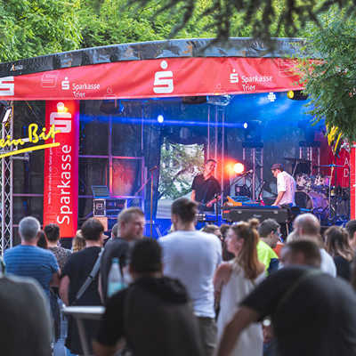 Aus der Reihe Wunschbrunnenhof wird der Sparkasse Trier-Band Contest: Wer beim Altstadtfest Ende Juni auf der Bühne am Kornmarkt spielt, entscheiden die Triererinnen und Trierer. Foto: Victor Beusch
