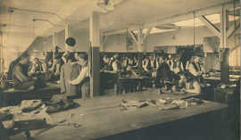 Blick in die Maßschneiderei des Unternehmens „Zur blauen Hand“ 1925 in der Tuchfabrik.