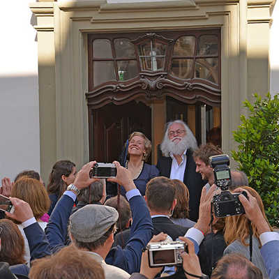 Jenny und Karl Marx (Paula Kolz, Michael Thielen) laden bei der Eröffnung des Karl-Marx-Hauses in die neue Dauerausstellung ein.
