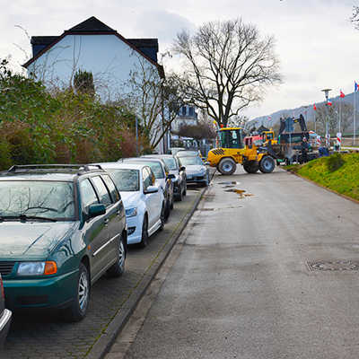 Im Bereich des Moselufers im Stadtteil Zurlauben suchen Gäste häufig nach Parkplätzen. Derzeit fallen durch Bauarbeiten zusätzlich Stellplätze weg. 