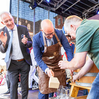 Den traditionellen Fassanstich auf dem Hauptmarkt übernahm der Bürgermeister von Triers Partnerstadt ‘s-Hertogenbosch, Jack Mikkers.