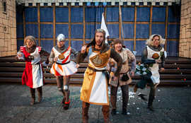 Musical Spamalot: König Artus (Gideon Rapp, Mitte) ist mit seiner Truppe an Rittern auf der Suche nach dem heiligen Gral.
