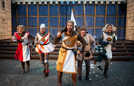 König Artus (Gideon Rapp, Mitte) ist mit seiner Truppe an Rittern auf der Suche nach dem heiligen Gral – für die Zuschauer ein wahres Open Air-Vergnügen. Foto: Marco Piecuch
