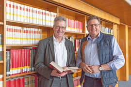 Bibliotheksdirektor Michael Embach und Archivleiter Bernhard Simon im Lesesaal der Stadtbibliothek Weberbach