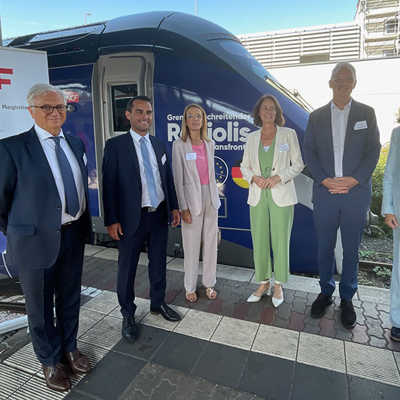 Sie nahmen den neuen Zug in Augenschein (v. l.): Gilbert Schuh (Vizepräsident Département Moselle), Max Hahn (Minister für die Großregion, Luxemburg), Anne Daussan-Weizman (Beigeordnete Stadt Metz), Katarina Barley (Vizepräsidentin EU-Parlament), OB Wolfram Leibe und Petra Berg (Verkehrsministerin des Saarlandes).