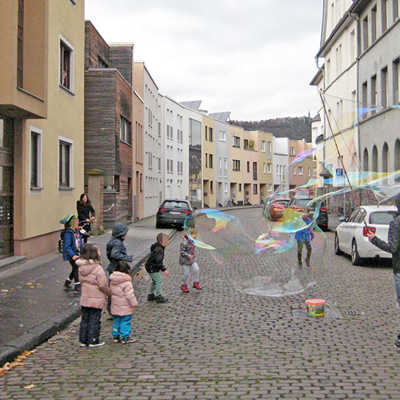 Bei der Spielaktion in der Weidegasse Ende Oktober freuten sich die Kinder über riesige Seifenblasen. Foto: Simeon Friedrich