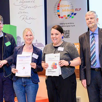 Für die Trierer Bildungswerkstatt nehmen die beiden Mitarbeiterinnen Dr. Claudia Meurer (l.) und Desiree Mieszaniec die Urkunde für den „Lernort Nachhaltigkeit“  entgegen. Foto: Jennifer Zumbusch 