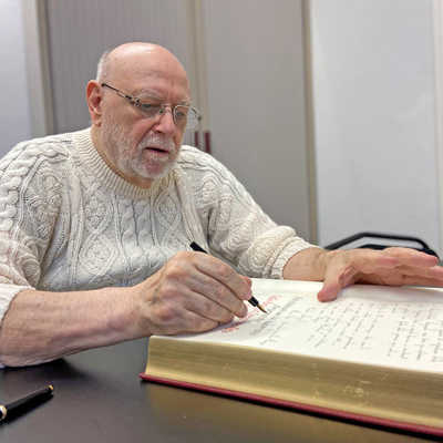 Der 80-jährige Horst Schlösser kalligrafiert die Einträge im Goldenen und Gästebuch der Stadt Trier. Wichtig ist hierbei der Winkel, mit dem der Füller zum Papier steht.