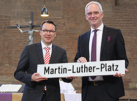 OB Wolfram Leibe überreicht das Straßenschild für den Luther-Platz an Pfarrer Thomas Luxa