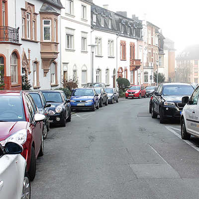 In der Kronprinzenstraße beanspruchen die parkenden Autos sehr viel Platz – zu Lasten der Fußgänger und des Begegnungsverkehrs.